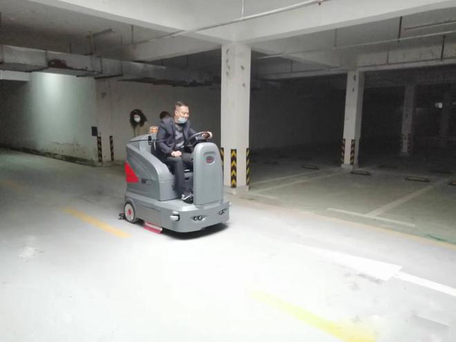 湖北小区物业保洁不用人力改用驾驶式洗地机了